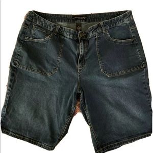 Venezia Women’s Denim Jean Bermuda shorts size 26W Plus size Excellent condition